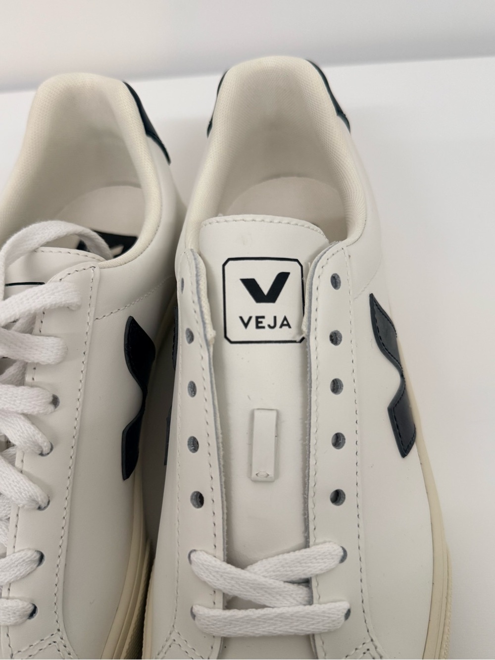 *NEW* VEJA White Leather Sneakers with Black Accent - Size 7 - Picture 6 of 11